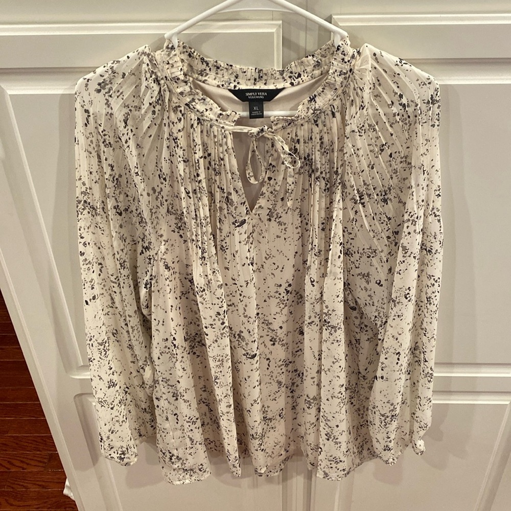 Simply Vera Blouse Size XL. Polyester with built in shell